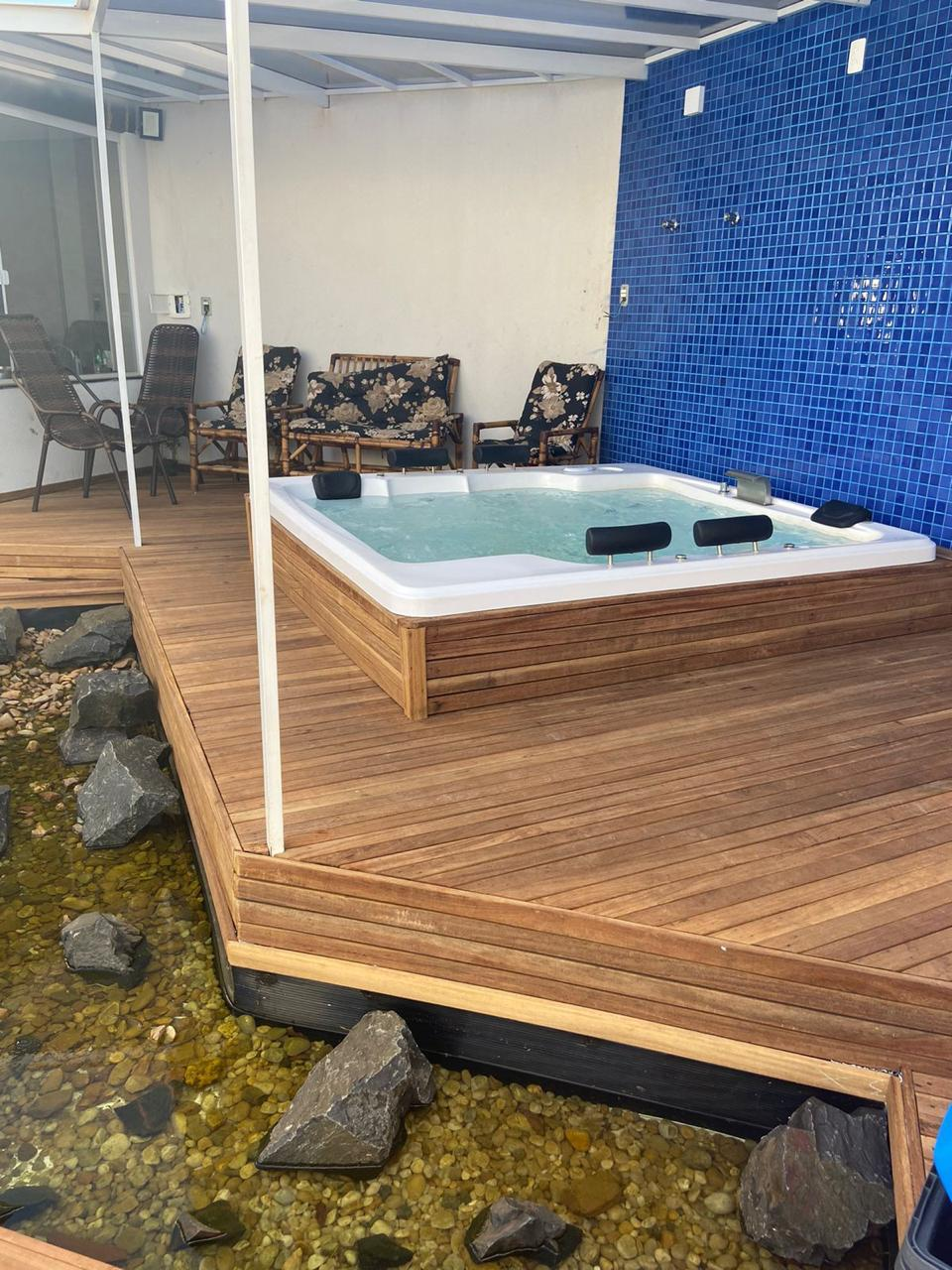 Spa em deck com apoios e jatos