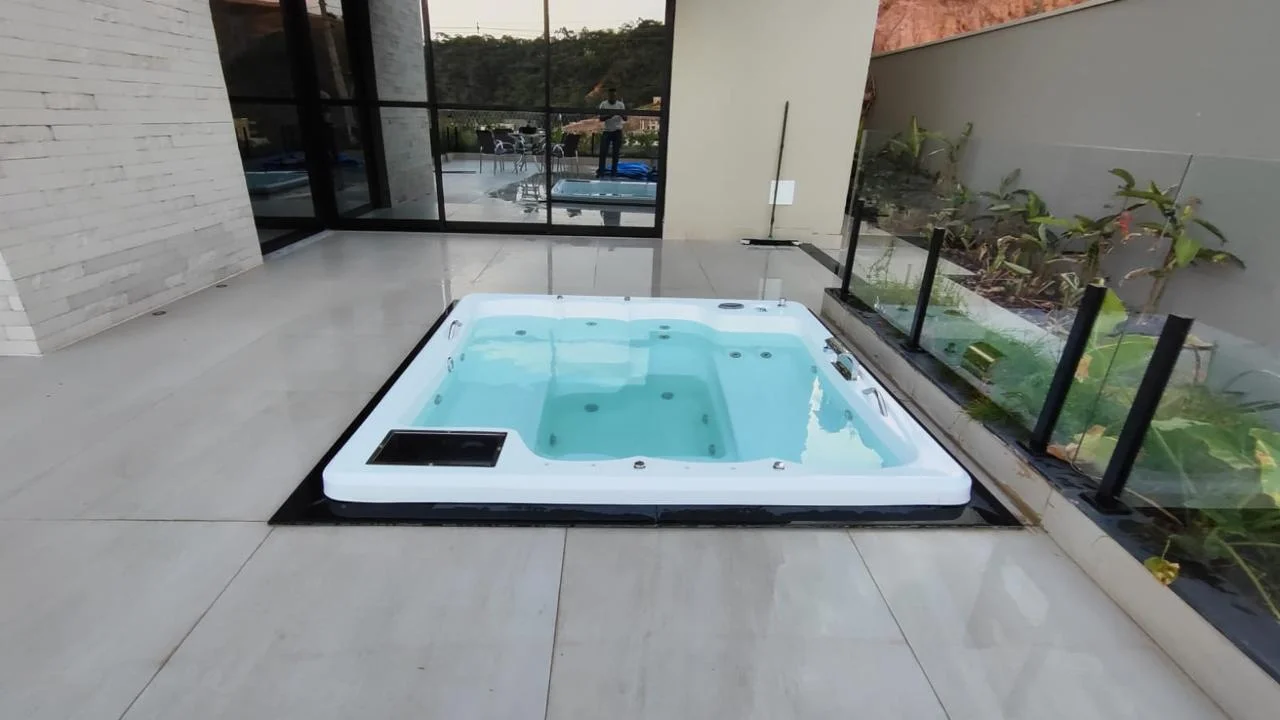 Spa rebaixado — jatos de piso e parede