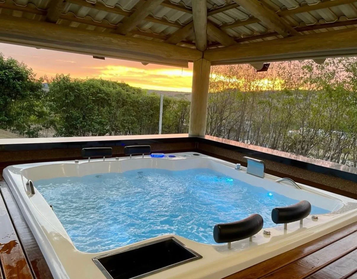Spa com jatos e cascata — vista externa